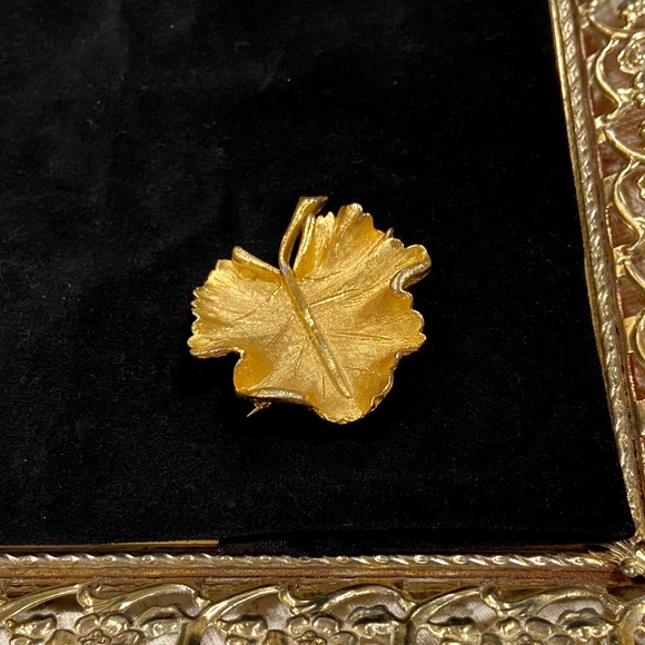 J16-Vintage Classic Gold Plated BSK Leaf Brooch - Picture 1 of 8